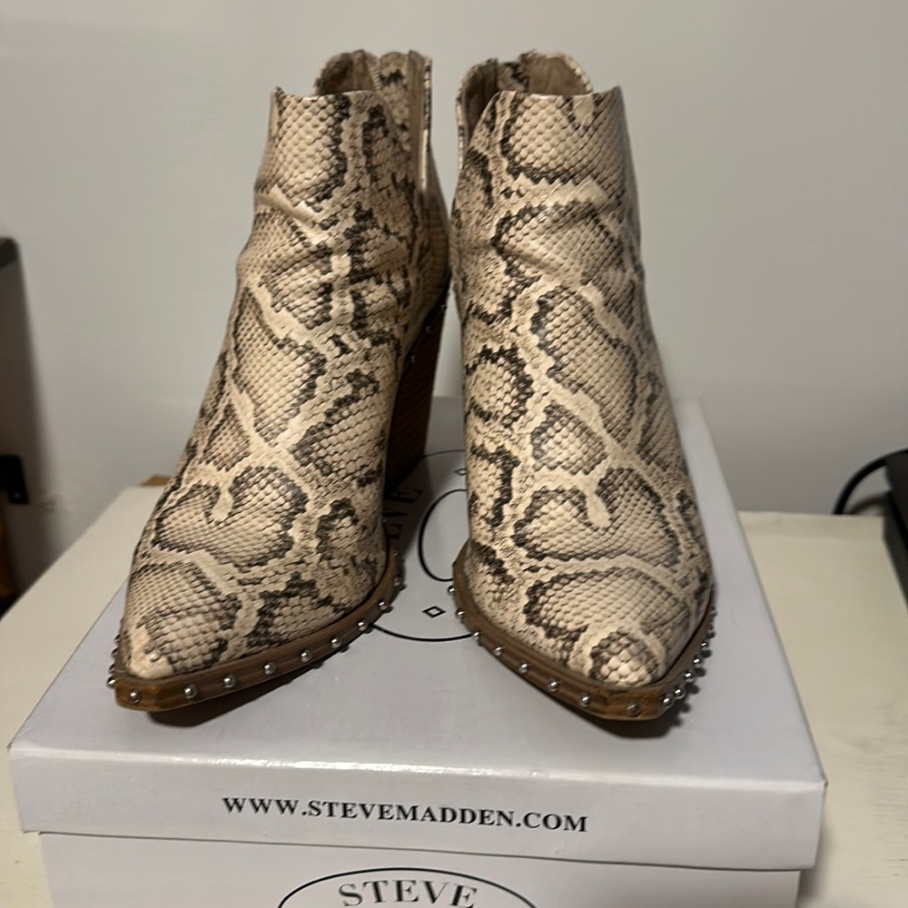 Steve Madden ankle boot